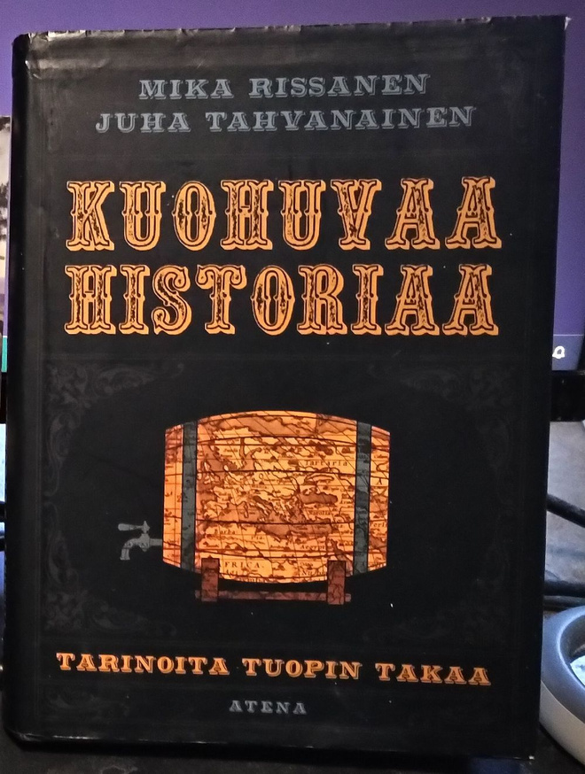 Kuohuvaa historiaa - Tarinoita tuopin takaa - Atena sid 2014