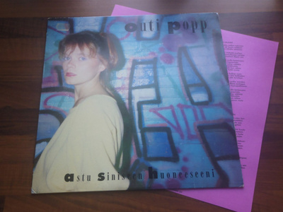 OUTI POPP - ASTU SINISEEN HUONEESEENI ( LP . VINYYLI )
