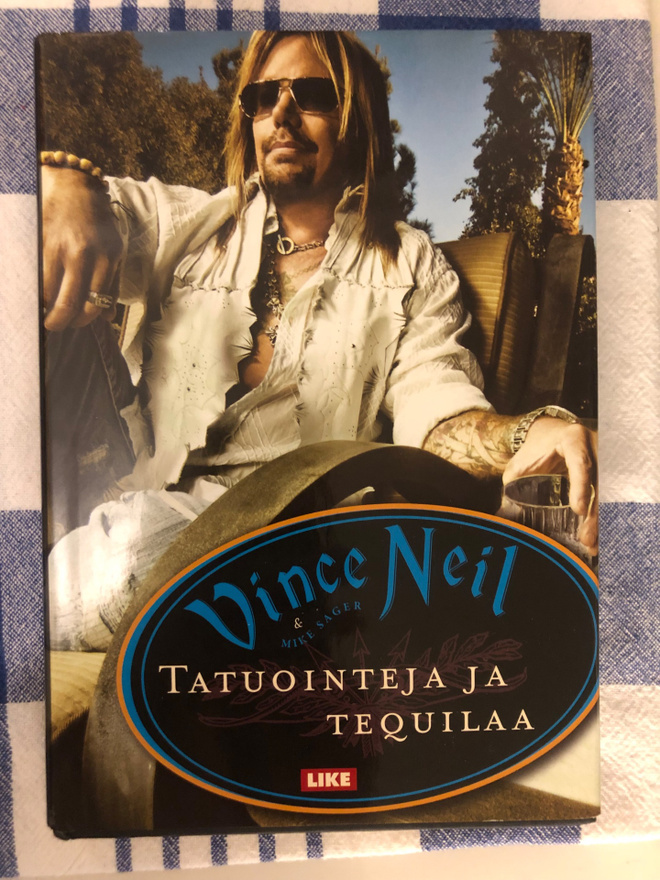 Vince Neil: Tatuointeja ja tequilaa. 2010. 1.p.