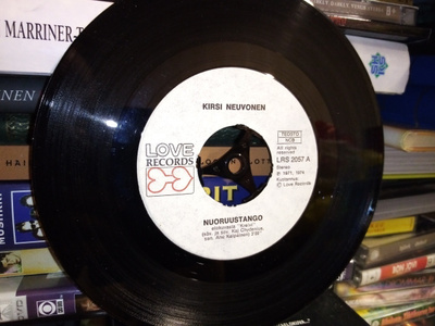 7"single : Kirsi Neuvonen : Nuoruustango / Äkkiä elämässä