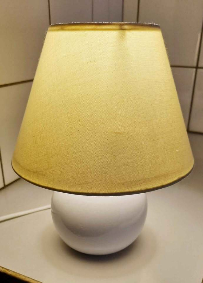 *** Vaalea pöytälamppu ***