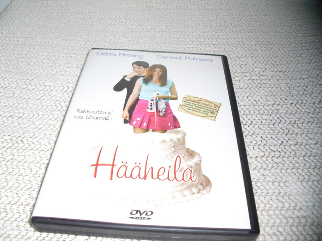 HÄÄHEILA (Debra Messing)***