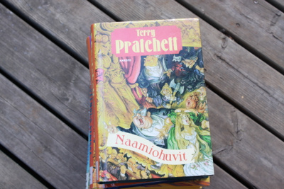 Terry Pratchett Naamiohuvit (sid)