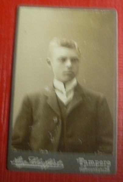 Vanha foto : Nuori mies puvussa    (K7)