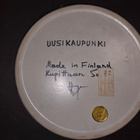 Kupittaan Savi - käsinmaalattu seinälautanen "Uudenkaupungin - pikkukuva 2