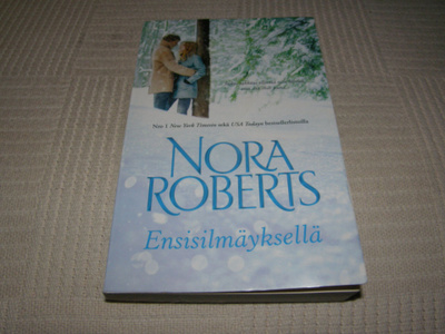 Nora Roberts Ensisilmäyksellä -nid