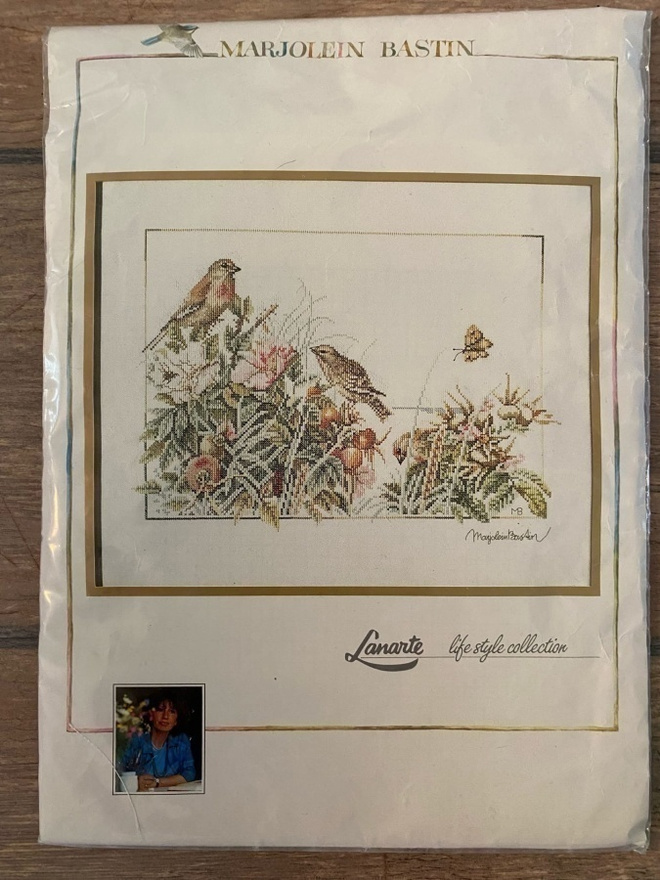 Birds and Rosehips (Lanarte) ristipistopakkaus