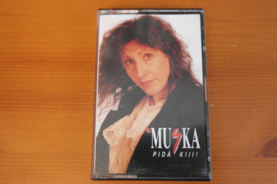 Muska:Pidä kii C-kasetti.