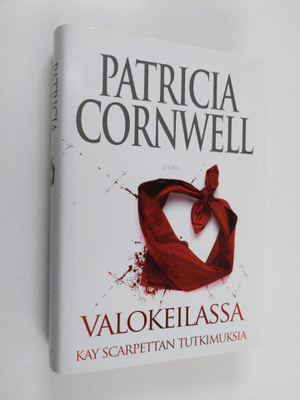 Patricia Cornwell : Valokeilassa