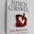 Patricia Cornwell : Valokeilassa - pikkukuva 1