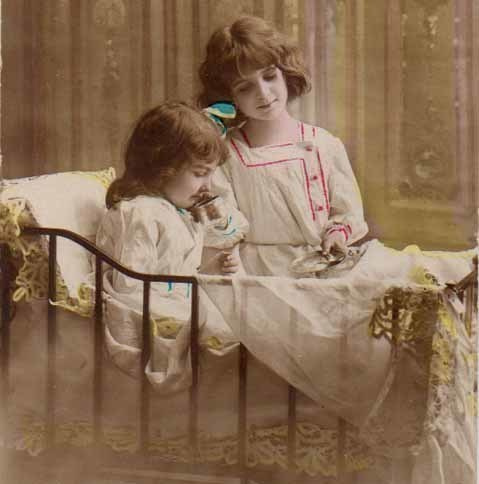 LAPSI / Joulusalaisuuksia kuiskivat tytöt vuoteessa. 1900-l.