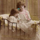 LAPSI / Joulusalaisuuksia kuiskivat tytöt vuoteessa. 1900-l. - pikkukuva 1
