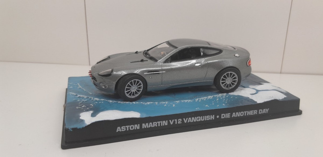 Aston Martin V12 Vanquish - James Bond 007 auto alustalla