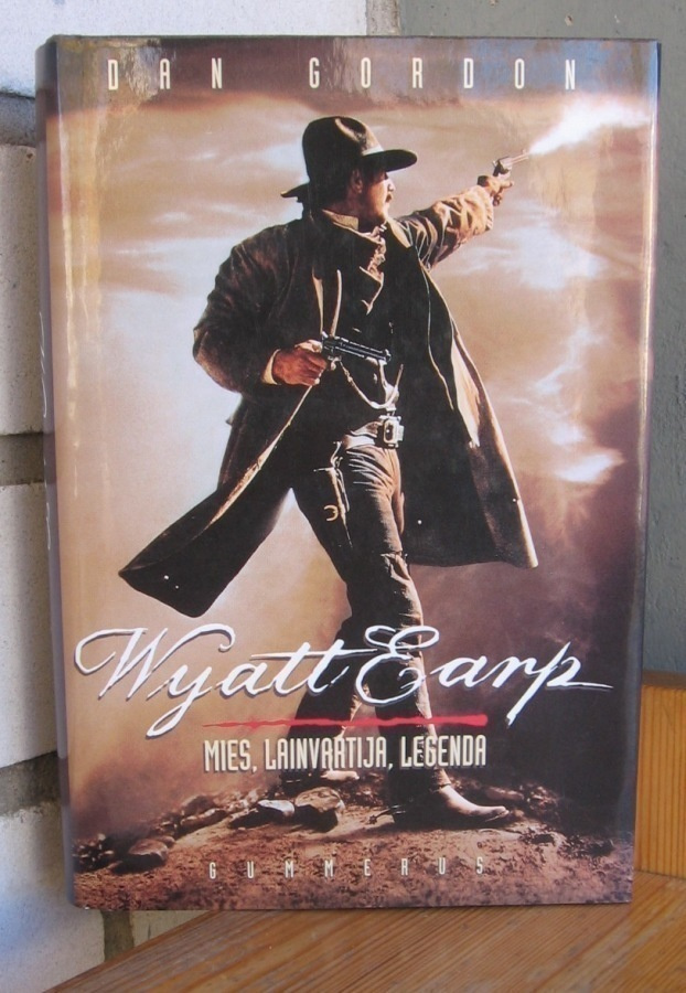 Dan Gordon: Wyatt Earp, Gummerus 1994. 284 s. HYVÄ!