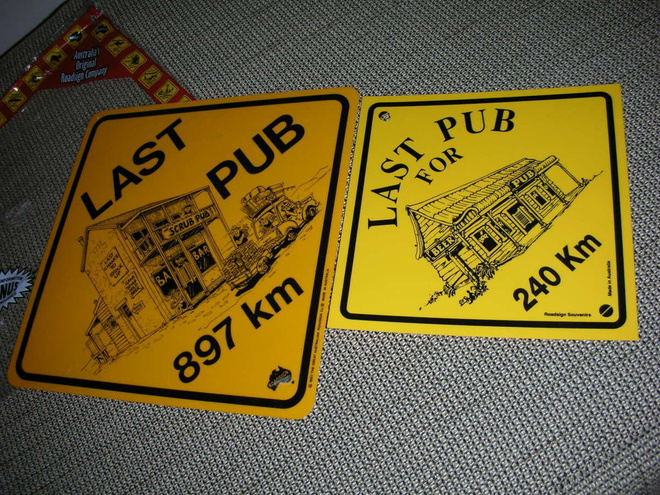 2 australialaista pub-kylttiä