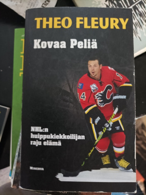 Theo Fleury Kovaa peliä