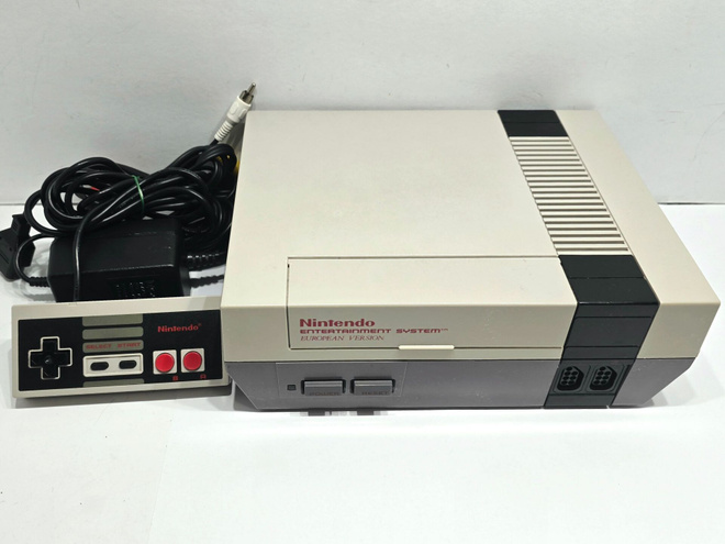 NES konsoli + ohjain [4]