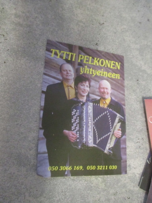 TYTTI PELKONEN YHTYEINEEN + NIMMARIT