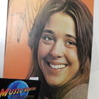 SUZI QUATRO NIMIKIRJOITUS LEHTIKUVASSA - pikkukuva 1