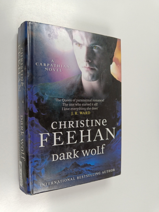 Christine Feehan : Dark wolf : a Carpathian novel