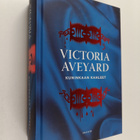 Victoria Aveyard : Kuninkaan kahleet - pikkukuva 1