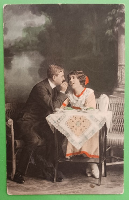 Nuoripari kahvilan pöydässä, väripk, p. 1921