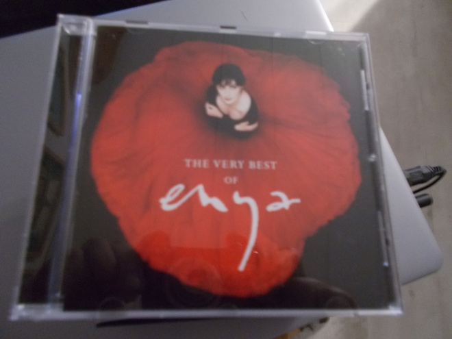 CD ENYA ** THE VERY BEST OF ENYA **