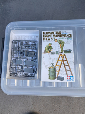 Tamiya 1/35 German Tank Engine Maintenance