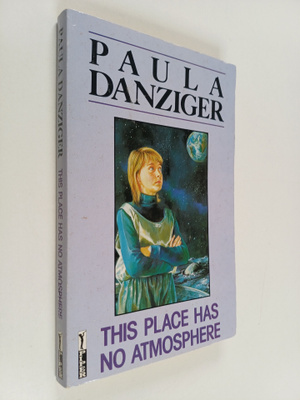 Paula Danziger : This Place Has No Atmosphere