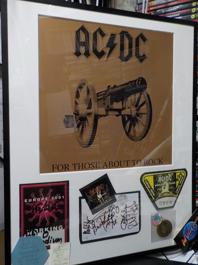 AC/DC TAULU KOKO BÄNDIN NIMMAREILLA + MUUTA