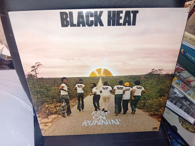 LP Black Heat : Keep On Runnin '  ( SIS POSTIKULU )