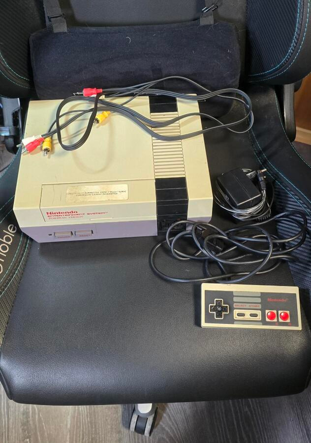 Nintendo 8 bit, 2 ohjainta, Super Mario peli.
