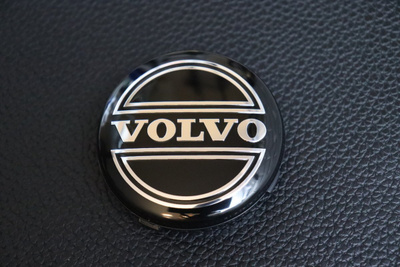 Volvo vannekeskiöt – Vanha tyyli, Kromi-musta – 64mm (4kpl